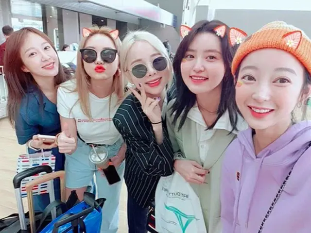 韓国5人組ガールズグループ「EXID」が、空港での写真を公開してファンを喜ばせている。（提供:OSEN）