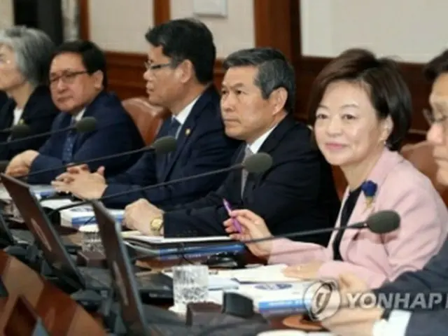 鄭景斗（チョン・ギョンドゥ）国防部長官（右から3人目）はこの日午前、閣議に出席した＝7日、ソウル（聯合ニュース）
