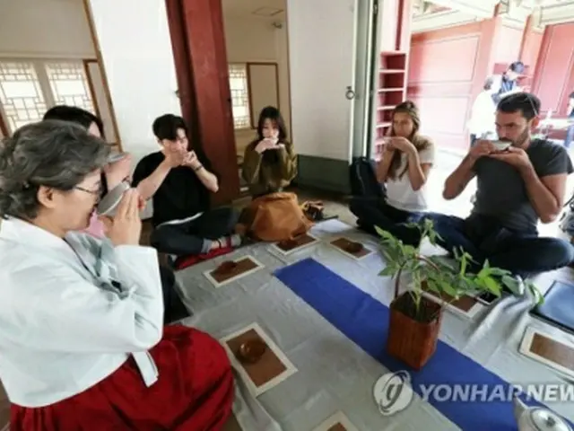 韓国の茶道を体験する外国人観光客（資料写真）＝（聯合ニュース）