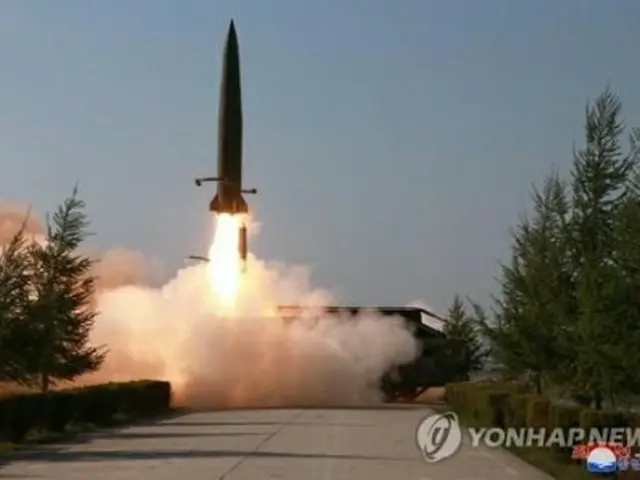 北朝鮮が公開した「北朝鮮版イスカンデル」と推定される飛翔体＝１０日、平壌（朝鮮中央通信＝聯合ニュース）