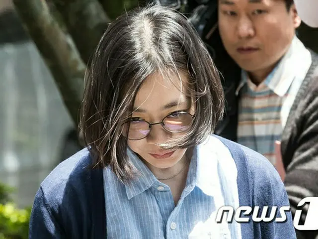 離婚訴訟中の夫から暴行と子どもへの虐待の容疑で告訴された大韓航空元副社長の趙顕娥（チョ・ヒョナ）が、警察に出頭して調べを受けた。（提供:news1）