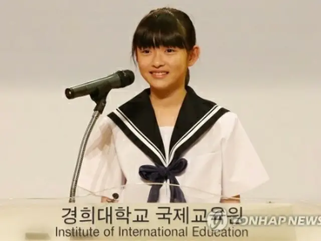 中学の制服を着てスピーチした倉田さん＝１４日、ソウル（聯合ニュース）