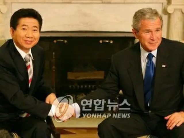 ２００６年９月の首脳会談で握手を交わす盧武鉉氏（左）とブッシュ氏（資料写真）＝（聯合ニュース）