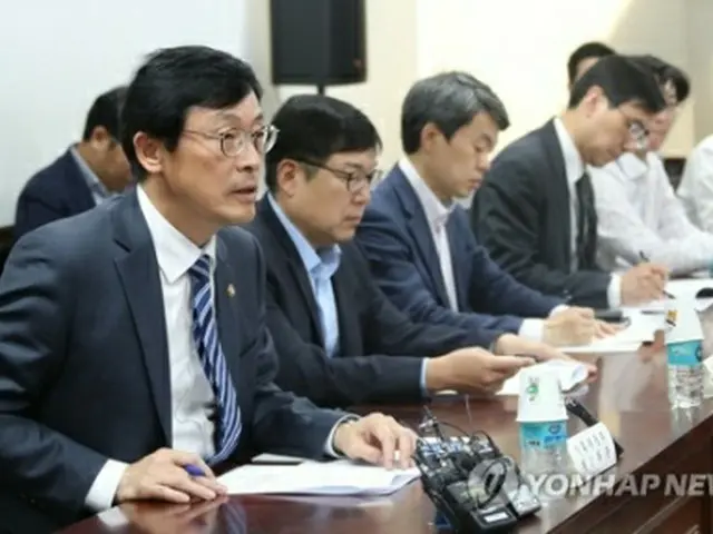 会議で発言する李昊昇第１次官（左端）＝１７日、ソウル（聯合ニュース）