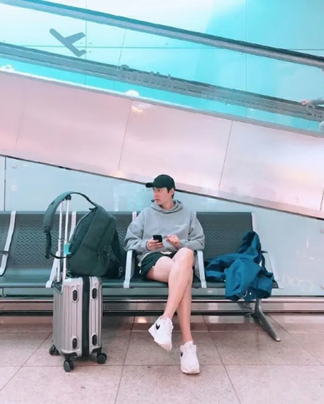 韓国俳優イ・ミンホが空港での近況ショット公開し、脚の長さが話題になっている。（写真提供:OSEN）