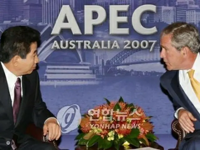 ２００７年９月、シドニーで会談を行った盧氏（左）とブッシュ氏（資料写真）＝（聯合ニュース）
