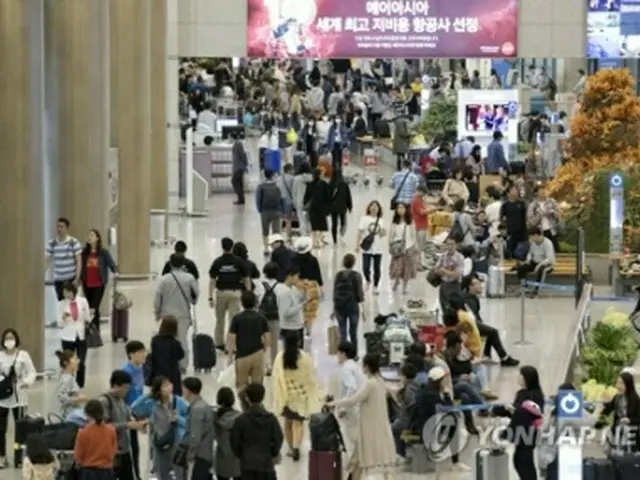 旅行客で混雑する空港（資料写真）＝（聯合ニュース）