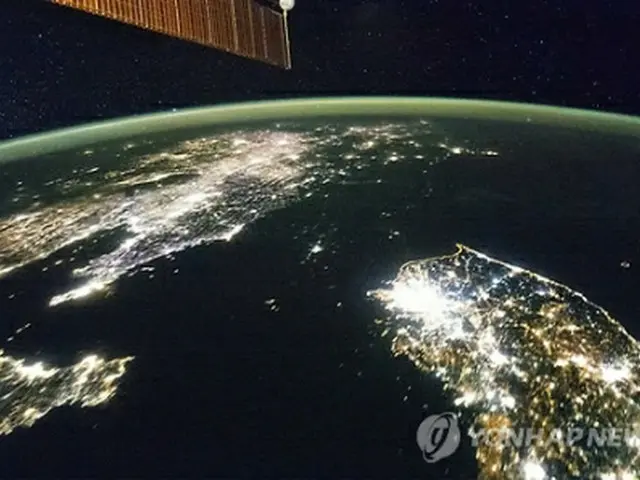 宇宙から見た朝鮮半島。北と南で明るさが極端に違う（資料写真）＝（EPA＝聯合ニュース）
