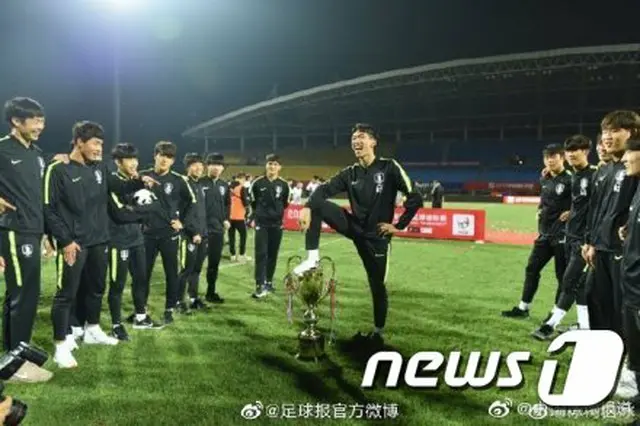 韓国サッカーU-18代表、大会優勝トロフィーに”足あげポーズ”で物議