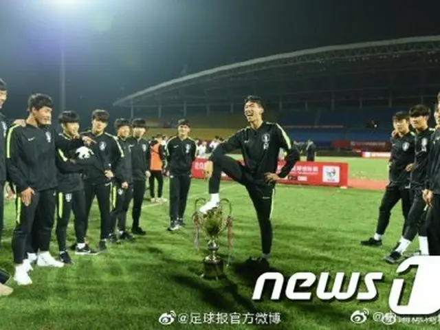 韓国サッカーU-18代表、大会優勝トロフィーに”足あげポーズ”で物議