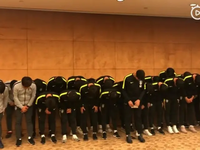 優勝トロフィー”踏みつけ”記念写真で非難殺到、韓国サッカーU-18代表が公式謝罪