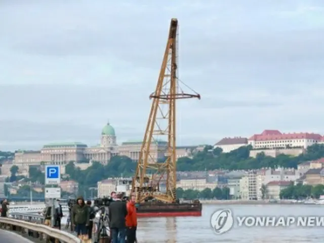 事故現場近くでは遊覧船の引き揚げに使用されるクレーンが待機している＝３１日、ブダペスト（聯合ニュース）