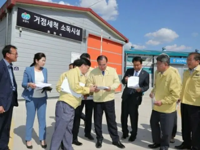 李介昊（イ・ゲホ）農林畜産食品部長官（中央）はソウル北方の京畿道・抱川にある消毒施設を訪問し、アフリカ豚コレラへの対策状況を点検した（同部提供）＝３１日、ソウル（聯合ニュース）