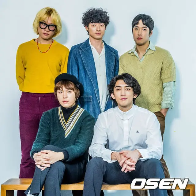 韓国バンド「JANNABI」の所属事務所が、いじめ騒動で脱退した元メンバーのユ・ヨンヒョン（後列左）と、実父の騒動の渦中にあるチェ・ジョンフン（前列右）に対する立場を明らかにした。（提供:OSEN）