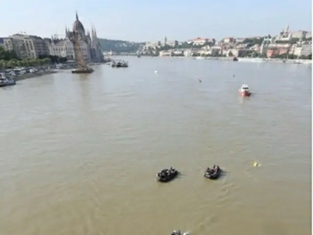ドナウ川のマルギット橋付近で沈没した遊覧船を引き揚げるための準備作業が行われている＝5日、ブダペスト（聯合ニュース）