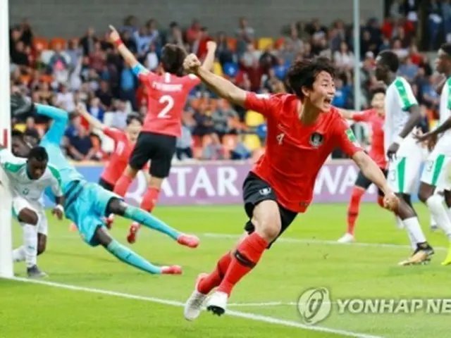 後半ロスタイムに劇的な同点ゴールを決めて喜ぶ韓国イレブン＝８日、ビエルスコビャワ（聯合ニュース）