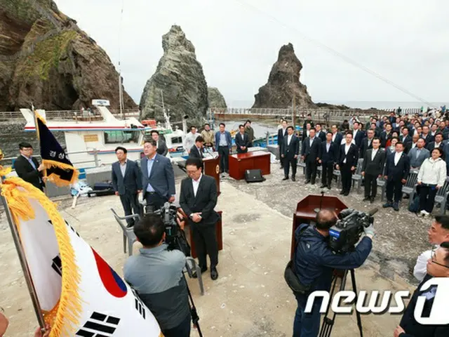 韓国・慶尚北道(キョンサンプクト)議会は10日午後5時10分、竹島(韓国名:独島/ドクト)の船着場で、第309回1次定例会開会式と本会議をおこなった。(提供:news1)