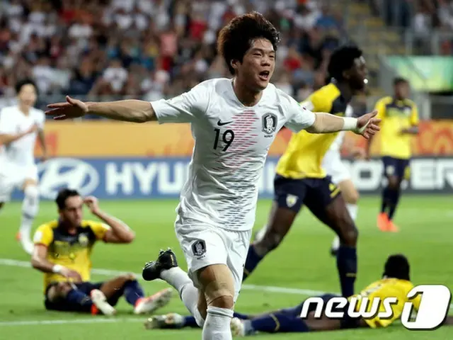 チョン・ジョンヨン監督が率いるU-20サッカー韓国代表チームが12日、ポーランドで行われたエクアドルとの大会準決勝で前半39分に放ったチェ・ジュンの決勝ゴールで、1-0と勝利を収めた。