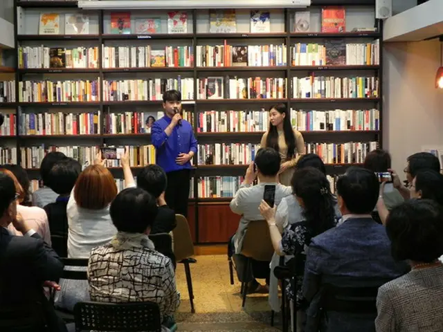 制作発表会でクァク・ドンヒョン（左）とチェ・ウンミ（右）が主題歌を熱唱している。（C）wowkorea.jp