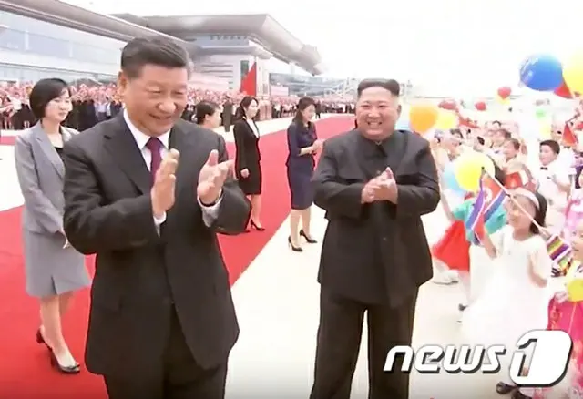 1泊2日の日程で北朝鮮を国賓訪問した中国の習近平国家主席が20日、平壌国際空港で出迎えた金正恩（キム・ジョンウン）朝鮮労働党委員長と共に歓迎する子どもたちに歩み寄って笑顔で拍手した。（提供:news1）
