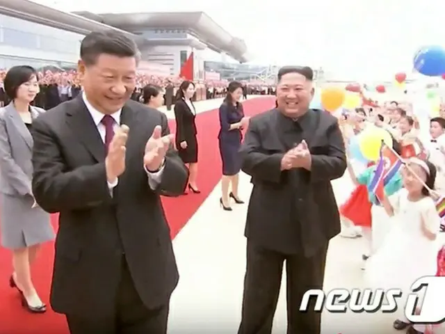 1泊2日の日程で北朝鮮を国賓訪問した中国の習近平国家主席が20日、平壌国際空港で出迎えた金正恩（キム・ジョンウン）朝鮮労働党委員長と共に歓迎する子どもたちに歩み寄って笑顔で拍手した。（提供:news1）