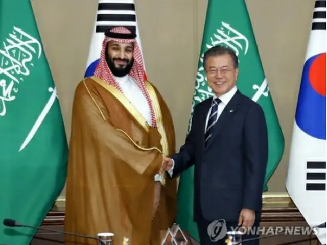 握手を交わす文大統領（右）とムハンマド皇太子＝２６日、ソウル（聯合ニュース）