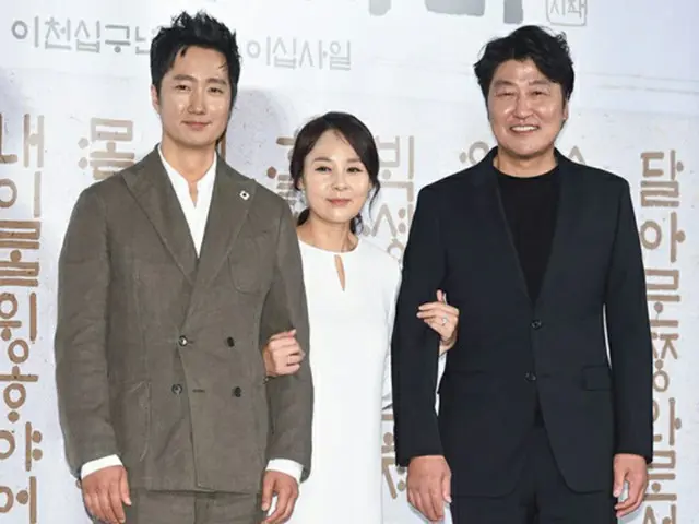 韓国俳優ソン・ガンホ（写真右）、パク・ヘイル（写真左）、女優の故チョン・ミソン（写真中央）が映画「殺人の追憶」以来16年ぶりに「わが国の語音」で共演するとあり、期待が高まっていた。（提供:OSEN）