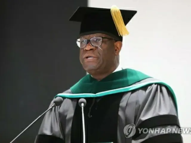 来韓中のムクウェゲ氏は梨花女子大から名誉医学博士の学位を授与され演説を行った＝１日、ソウル（聯合ニュース）