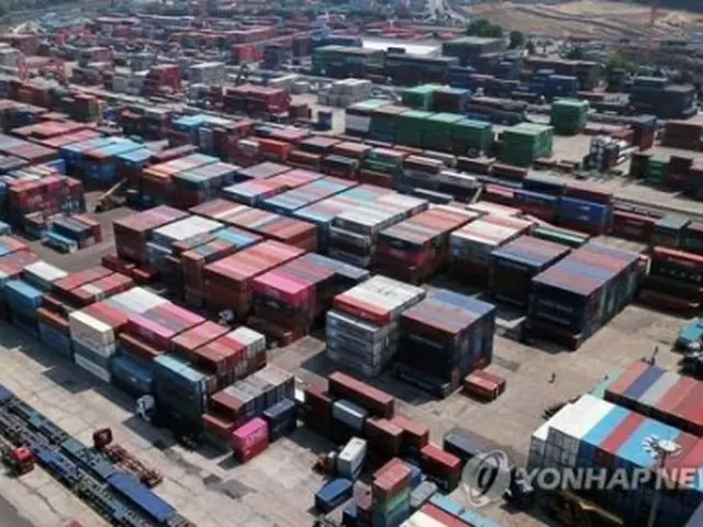 韓国経済を支える輸出の不振が続いている。貿易港に積まれたコンテナ（資料写真）＝（聯合ニュース）