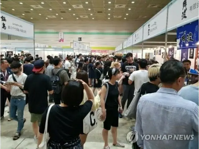来場者でにぎわうソウル酒フェスティバル=6日、ソウル(聯合ニュース)