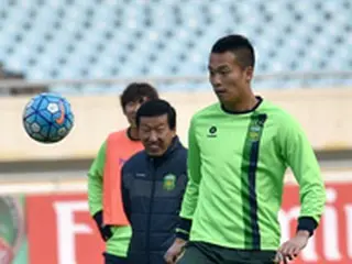 ＜サッカー＞韓国代表キム・シンウク、”師匠”チェ・ガンヒ監督率いる上海申花移籍か