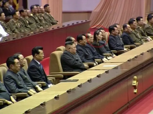 ８日、金日成主席の追悼大会に出席した金委員長（前列左から６人目）。金委員長から右に４人目の赤丸が与正氏で、金委員長の左右に座る８人が序列９位内とみられる＝（朝鮮中央テレビ＝聯合ニュース）
