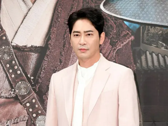 韓国俳優カン・ジファン（42）が所属事務所職員2人を性的暴行、強制わいせつ行為をはたらいた疑惑をもたれている中、事務所側が立場を伝えた。（画像提供:OSEN）