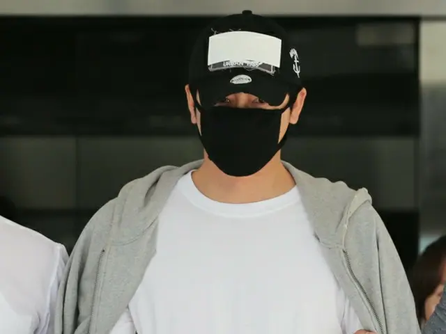 性的暴行容疑の俳優カン・ジファン、マスクで顔覆い無言で令状審査へ