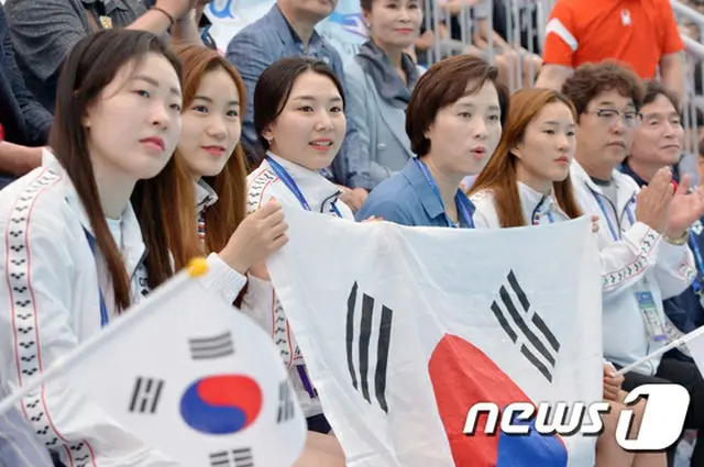 ＜光州世界水泳＞韓国副総理、女子ダンビング選手団を激励