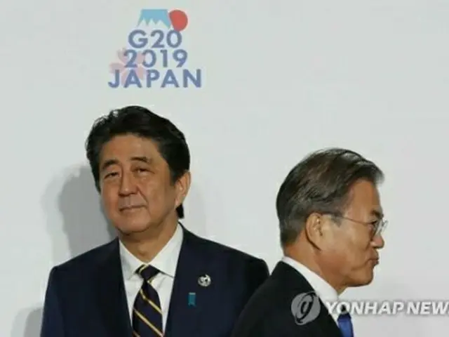 韓日関係が最悪の危機に直面している。6月末に大阪で開かれた主要20カ国・地域首脳会議（G20サミット）で、文大統領（右）と安倍首相は会談を開かなかった（資料写真）＝（聯合ニュース）