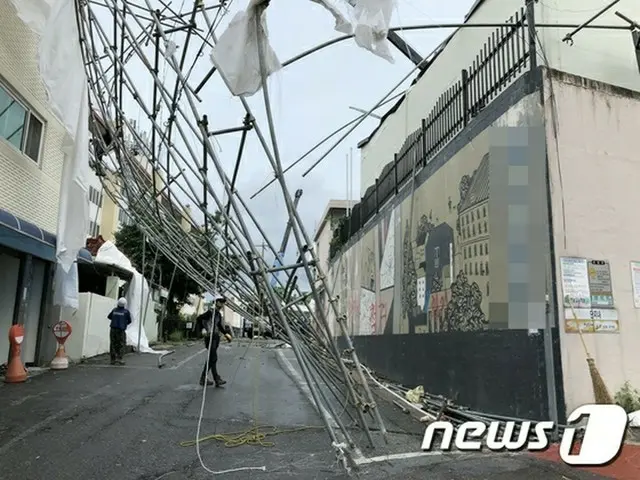 韓国南西部に位置する光州（クァンジュ）広域市で、台風5号の影響による強い風が吹き、建設現場の足場が崩れる事故が起きた。（提供:news1）