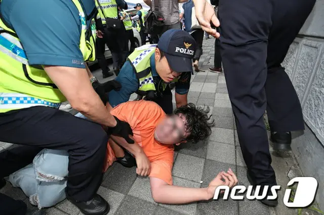 釜山の日本総領事館に大学生6人が侵入、安倍首相への糾弾パフォーマンスで逮捕