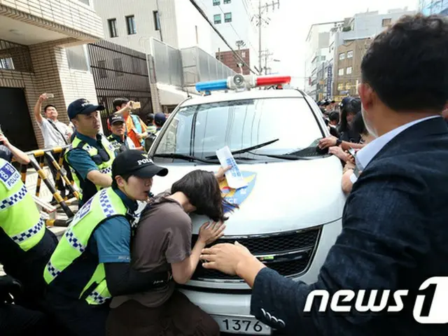 韓国・釜山（プサン）の日本総領事館内で日本政府の輸出管理強化措置に抗議するパフォーマンスをおこない、警察に連行された大学生が全員釈放された。（提供:news1）