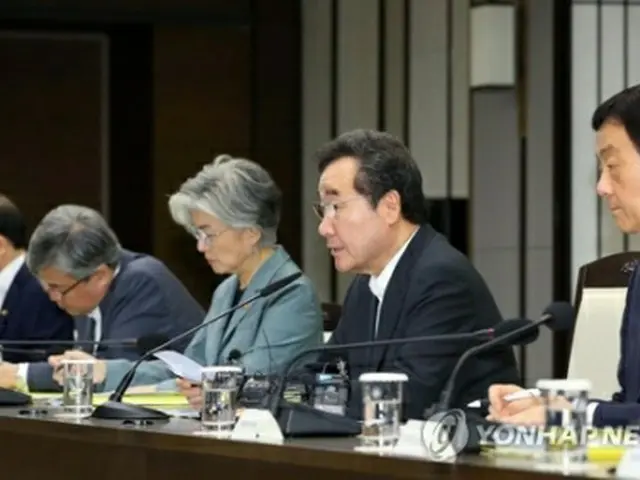 会議で発言する李首相（右から2人目）＝25日、世宗（聯合ニュース）