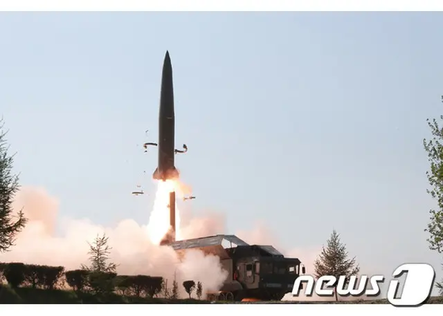 韓国合同参謀本部は25日、北朝鮮が発射した短距離ミサイルの2発のうち1発の飛行距離が約690キロと推定されると明らかにした。　写真は北朝鮮が5月に発射したミサイル。（提供:news1）