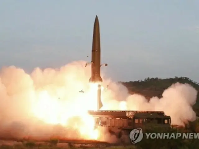 韓国軍合同参謀本部は３１日、北朝鮮が同日未明に東部の虎島半島付近から未詳の飛翔体を数発発射したと発表した。写真は２６日に朝鮮中央テレビが報じた新型短距離弾道ミサイルの発射模様＝（聯合ニュース）《転載・転用禁止》
