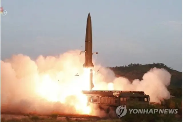 韓国軍合同参謀本部は３１日、北朝鮮が同日早朝に東部からミサイルを発射したと発表した。写真は２６日に朝鮮中央テレビが報じた新型短距離弾道ミサイルの発射模様＝（聯合ニュース）《転載・転用禁止》