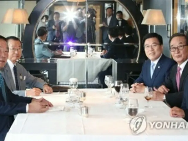国会代表団は７月３１日、東京都内で日韓議員連盟の額賀福志郎会長（左手前）らと会合した＝（聯合ニュース）