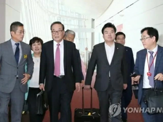 訪日した徐清源氏（前列左から2人目）をはじめとする韓国国会代表団＝（聯合ニュース）