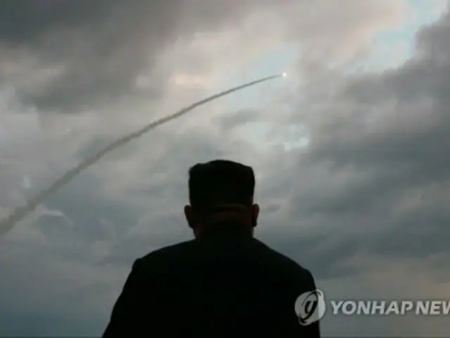 今月１日、朝鮮中央テレビは前日に金委員長が大口径操縦ロケット砲の発射実験を指導したと報じた＝（聯合ニュース）≪転載・転用禁止≫