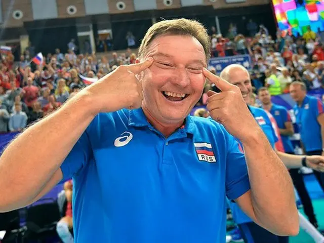 ロシアバレー代表チームコーチ、韓国戦で勝利後に目を吊りあげるポーズで物議（画像:news1）