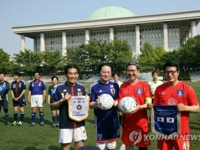 17年6月17日、ソウルの国会運動場で開かれた親善サッカーに参加した両国の議員ら＝（聯合ニュース）
