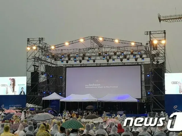 韓国忠清北道・堤川の夏を映画と音楽の祝祭で彩る第15回堤川国際音楽映画祭の開幕式が8日午後7時、青風湖畔ステージで開かれた。（提供:news1）
