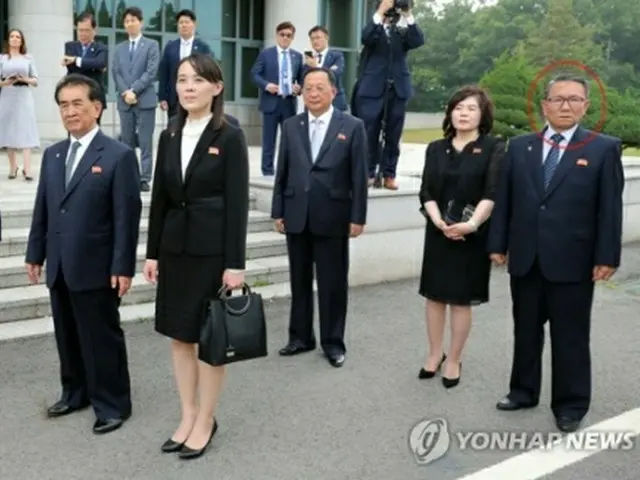 6月30日、板門店を訪れた金正恩氏に随行した北朝鮮幹部。右端の赤い丸で囲んだ人物がチャン・グムチョル氏とみられる＝（聯合ニュース）